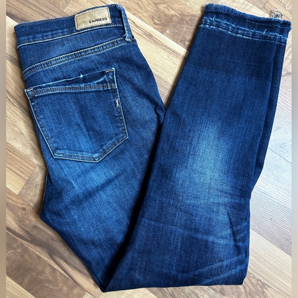 Express Dark Wash Raw Hem Woman’s Stretch Skinny Jean, Size 4R - Picture 8 of 10